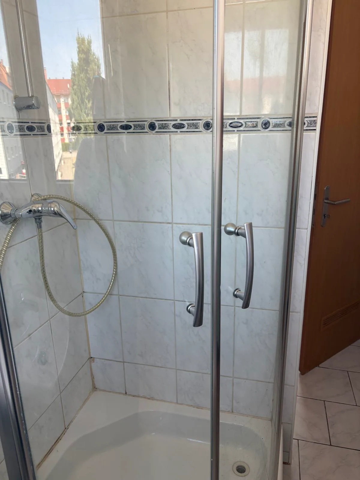 Gereinigte Dusche mit Glasabtrennung