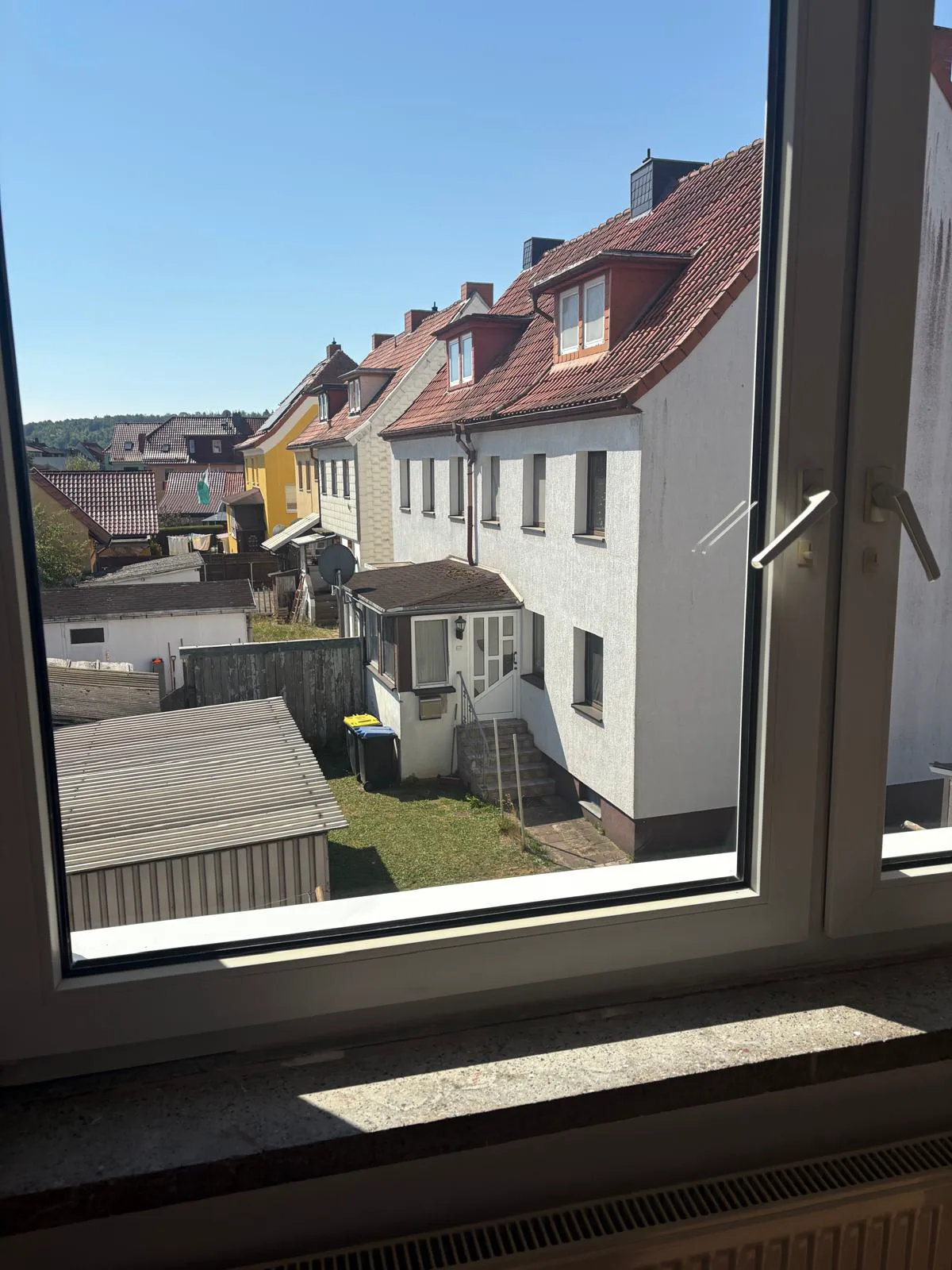 Sauber gereinigtes Fenster und Fensterbank in einem Wohnobjekt