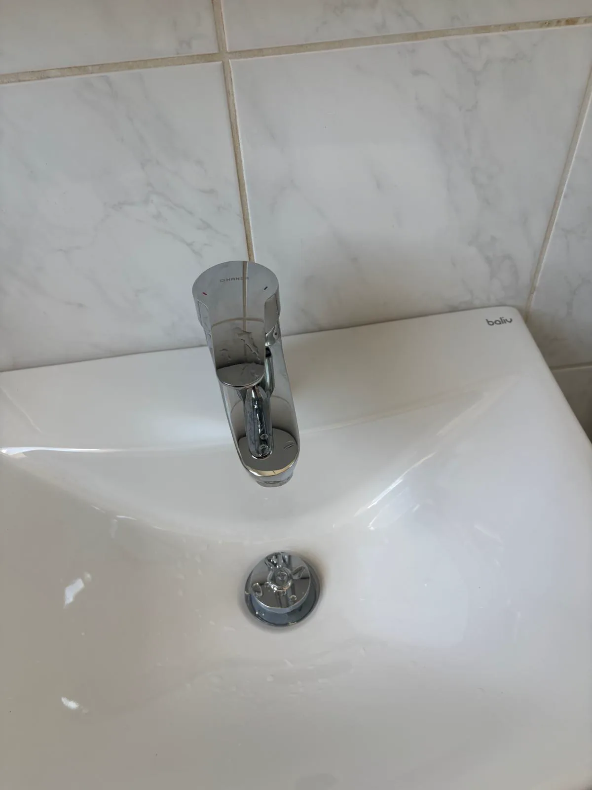Glänzend gereinigtes Waschbecken und Armatur